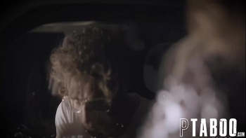 Сучка засунула в свои шорты руку