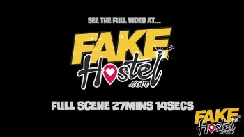 Женщина дает полизать свои силиконовые сиськи во время траха