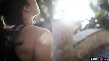 Негры посадили мужа на цепь и заставили смотреть