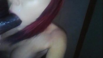 Сексуальная молодая девушка с глубокой глоткой сосет член парню