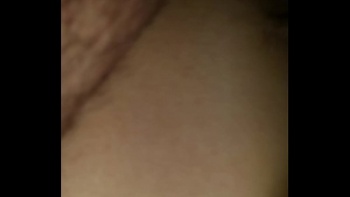 Шпилит девку в анальное отверстие в спальне