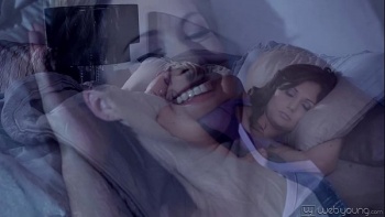 Девушка ложится мужчине на колени